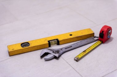 Seramik fayans zemin üzerinde el işi araçları seti araçlar ve onarım konsepti