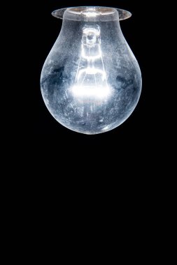 Koyu arkaplanda elektrik ampulü