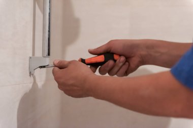 Banyoda çalışan profesyonel tesisatçı, tesisat onarım servisi, konsept tesisatçı aletleri ve ekipmanları bir banyoya monte etmek ve yerleştirmek.