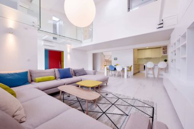 Lüks, modern, açık alan tasarımlı, iki katlı, beyaz duvarlı bir apartman dairesi.