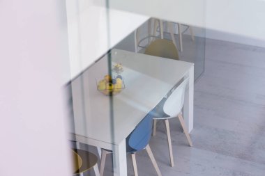 Dış görünüş penceresi yemek masası lüks içinde modern açık alan iki katlı daire tasarımı.