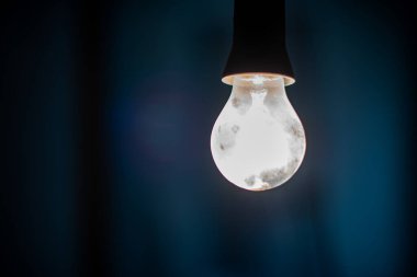 Koyu arkaplanda elektrik ampulü