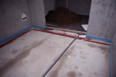 İnşaat alanının içinde inşaat halindeki yeni tamamlanmamış apartman duvarları var.
