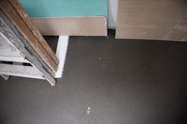 İnşaat alanının içinde inşaat halindeki yeni tamamlanmamış apartman duvarları var.