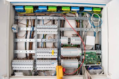 Yeni otomatik elektrik güç kaynağı ve dağıtım sistemi. Yüksek voltajlı ekipmanlı elektrik kutuları. Ana ve yedek kanallar aracılığıyla elektrik gücü sağlama şeması