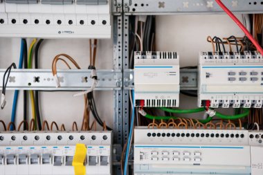 Yeni otomatik elektrik güç kaynağı ve dağıtım sistemi. Yüksek voltajlı ekipmanlı elektrik kutuları. Ana ve yedek kanallar aracılığıyla elektrik gücü sağlama şeması