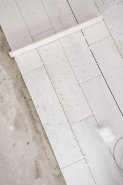 Seramik ahşap efekt kiremitleri ve zemindeki döşeme kiremitleri yerleştirilmemiş tiler için araçlar