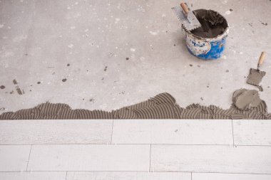 Seramik ahşap efekt kiremitleri ve zemindeki döşeme kiremitleri yerleştirilmemiş tiler için araçlar