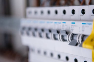 Yeni otomatik elektrik güç kaynağı ve dağıtım sistemi. Yüksek voltajlı ekipmanlı elektrik kutuları. Ana ve yedek kanallar aracılığıyla elektrik gücü sağlama şeması