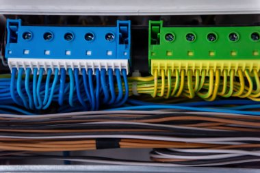 Yeni otomatik elektrik güç kaynağı ve dağıtım sistemi. Yüksek voltajlı ekipmanlı elektrik kutuları. Ana ve yedek kanallar aracılığıyla elektrik gücü sağlama şeması