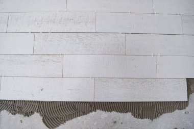 Seramik ahşap efekt kiremitleri ve zemindeki döşeme kiremitleri yerleştirilmemiş tiler için araçlar