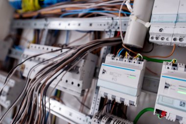 Yeni otomatik elektrik güç kaynağı ve dağıtım sistemi. Yüksek voltajlı ekipmanlı elektrik kutuları. Ana ve yedek kanallar aracılığıyla elektrik gücü sağlama şeması