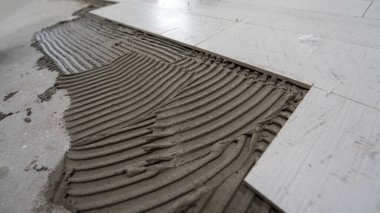 Seramik ahşap efekt kiremitleri ve zemindeki döşeme kiremitleri yerleştirilmemiş tiler için araçlar