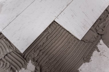 Seramik ahşap efekt kiremitleri ve zemindeki döşeme kiremitleri yerleştirilmemiş tiler için araçlar