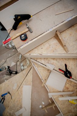 Büyük, modern, iki katlı lüks bir dairede ahşap merdivenlerle şık bir iç mekan üzerinde çalışmalar devam ediyor.