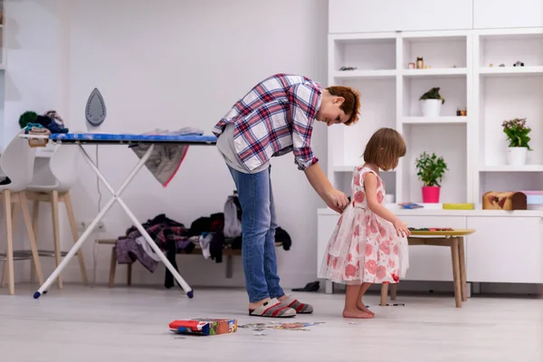 Familie Het Hebben Van Plezier Mooie Avond Jonge Moeder Helpen — Stockfoto