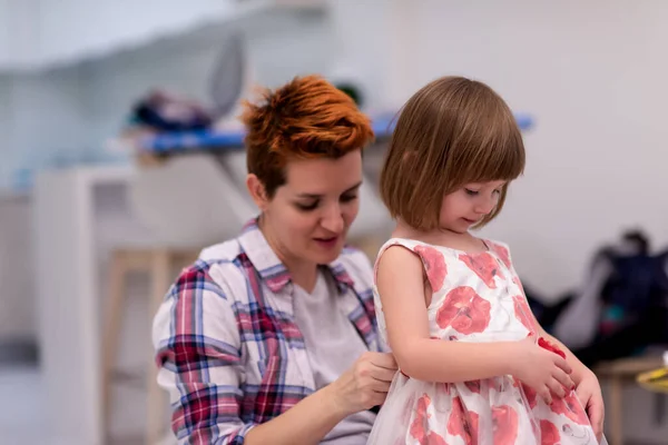 Rodzina Mając Zabawy Piękny Wieczór Młoda Matka Pomaga Cute Little — Zdjęcie stockowe