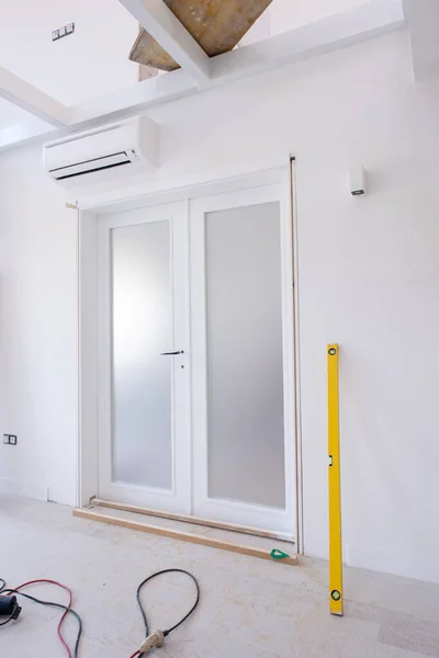 Puerta Cristal Doble Con Marco Madera Blanca Interior Habitación Vacía — Foto de Stock