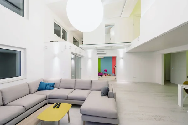 Interiér Luxusního Stylového Moderního Open Space Designu Dvoupodlažní Byt Bílými — Stock fotografie