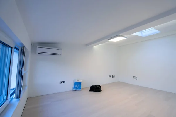 Innenraum Des Leeren Zimmers Mit Hartholzboden Dachfenster Und Klimaanlage Weißer — Stockfoto