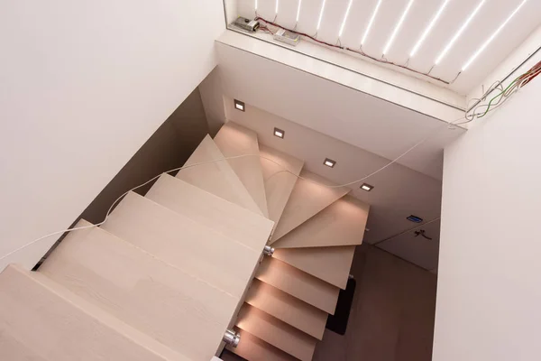Stilvolles Interieur Mit Holztreppe Großer Moderner Luxuswohnung Auf Zwei Ebenen — Stockfoto