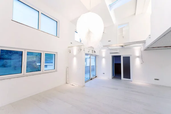 Interior Vacío Elegante Espacio Abierto Moderno Apartamento Dos Niveles Con — Foto de Stock