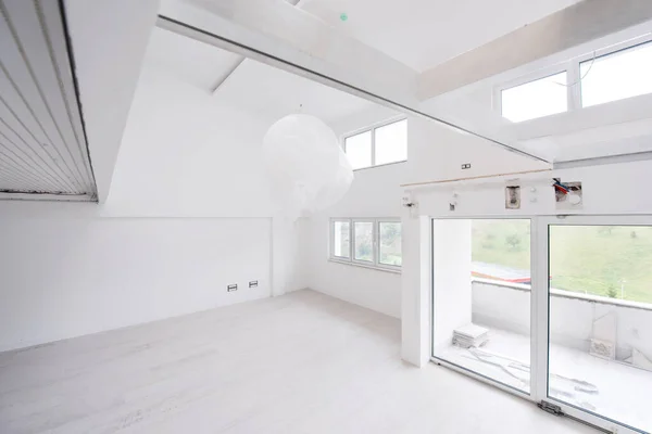 Innenraum Von Leerstehenden Stilvollen Modernen Offenen Raum Zweistöckige Wohnung Mit — Stockfoto