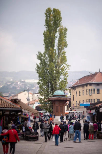 View Bascarsija Square Sebilj Wooden Fountain Local Businesses Locals Tourists — стоковое фото