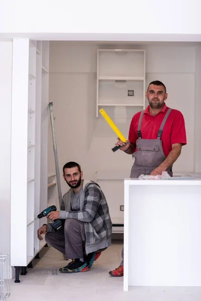 Retrato Dos Trabajadores Profesionales Durante Instalación Nuevo Mobiliario Cocina Moderno — Foto de Stock