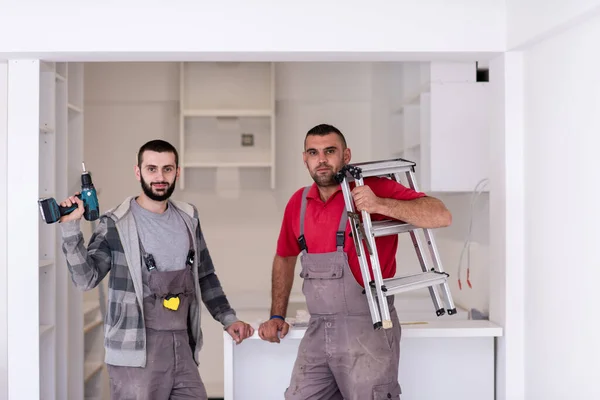 新风格现代厨房家具安装过程中两名专业工作人员的肖像 — 图库照片