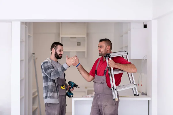 Dos Trabajadores Profesionales Que Dan Cinco Altos Entre Durante Instalación — Foto de Stock