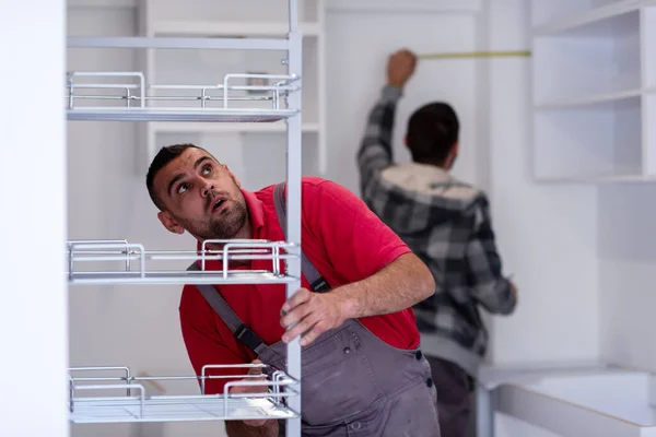 Twee Professionele Medewerkers Installeren Van Een Nieuwe Stijlvolle Moderne Keukenmeubels — Stockfoto