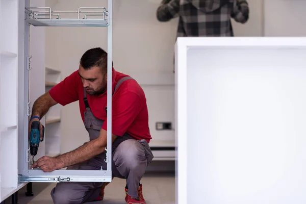 Twee Professionele Medewerkers Installeren Van Een Nieuwe Stijlvolle Moderne Keukenmeubels — Stockfoto