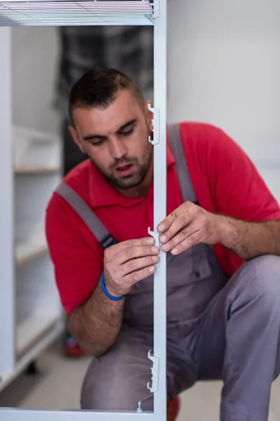 Jovem Trabalhador Profissional Instalando Novo Mobiliário Cozinha Moderna Elegante — Fotografia de Stock