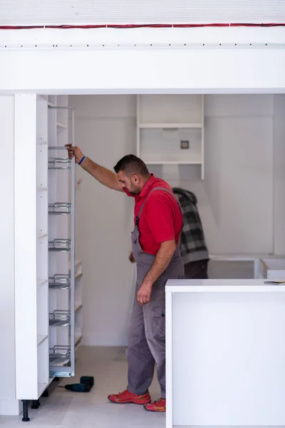 Dos Trabajadores Profesionales Que Instalan Nuevo Mobiliario Cocina Moderno Elegante — Foto de Stock