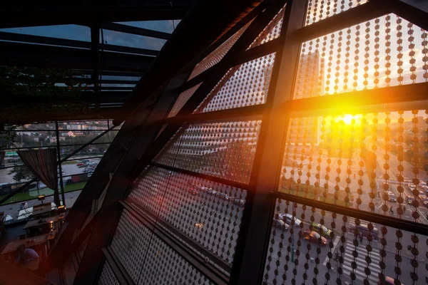 Solnedgång Eller Soluppgång Ovanför Staden Genom Ett Glastak Modern Byggnad — Stockfoto