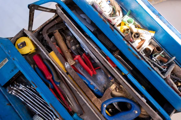 Werkzeugkiste Voller Handwerkzeuge Auf Staubigem Boden Auf Baustelle — Stockfoto