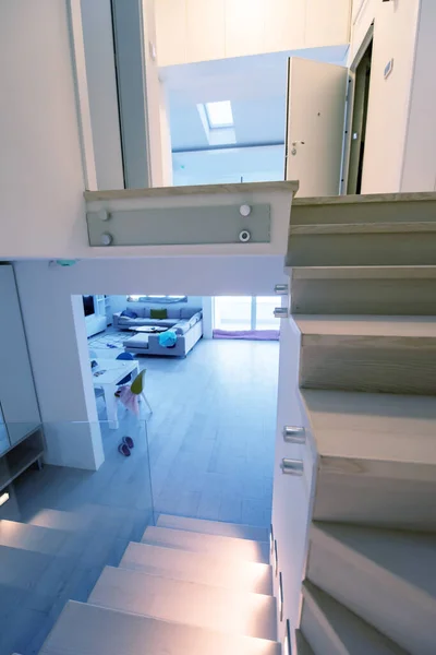Stilvolles Interieur Mit Holztreppe Großer Moderner Luxuswohnung Auf Zwei Ebenen — Stockfoto
