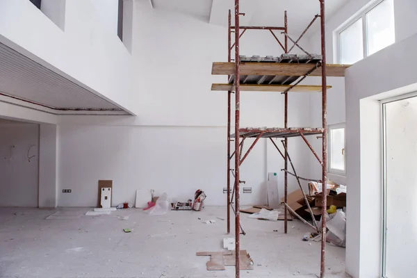 Innenraum Der Baustelle Mit Gerüsten Einer Großen Modernen Unfertigen Maisonette — Stockfoto