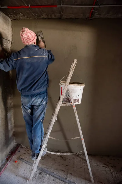 Trabalhador Construção Civil Reboco Parede Interior Usando Gesso Cimento Trabalhador — Fotografia de Stock