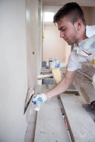 Jovem Trabalhador Construção Profissional Reboco Paredes Gesso Dentro Novo Apartamento — Fotografia de Stock