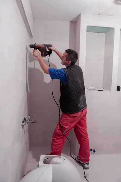 Jeune Ouvrier Professionnel Construction Perçant Des Trous Dans Mur Salle — Photo