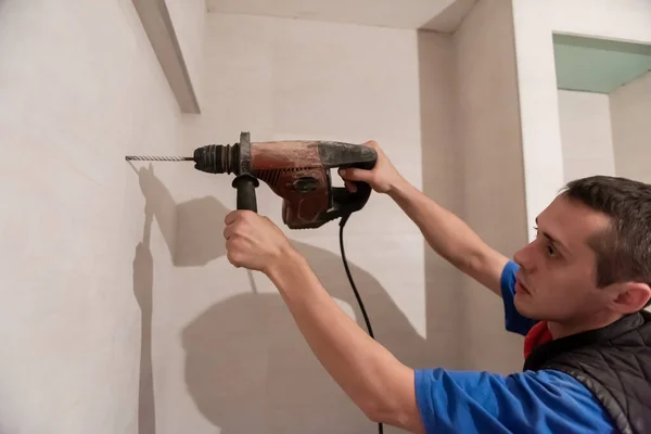 Jeune Ouvrier Professionnel Construction Perçant Des Trous Dans Mur Salle — Photo