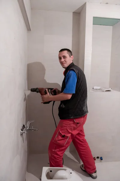 Jeune Ouvrier Professionnel Construction Perçant Des Trous Dans Mur Salle — Photo