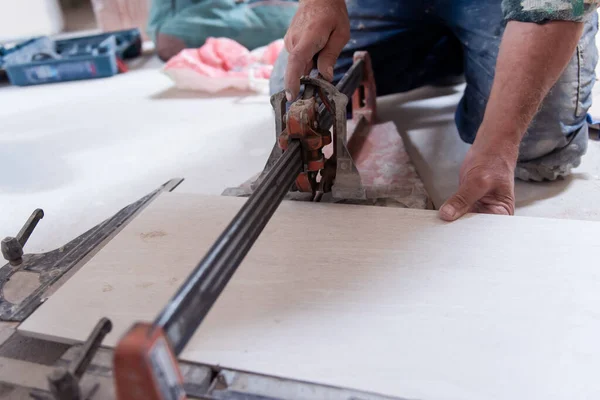 Trabalhador Qualificado Cortando Telhas Efeito Madeira Cerâmica Chão Trabalhador Fazendo — Fotografia de Stock