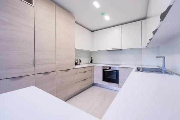 Krásný Moderní Světlý Čistý Kuchyňský Interiér Novém Luxusním Domě Dřevěnými — Stock fotografie