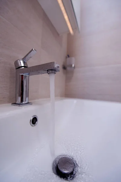 豪華なバスルームで流れる水とオープンウォーター蛇口 — ストック写真