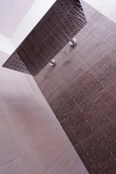 Modern Elegant Rostfritt Stål Dusch Med Vattendroppar Badkar Interiör Vatten — Stockfoto