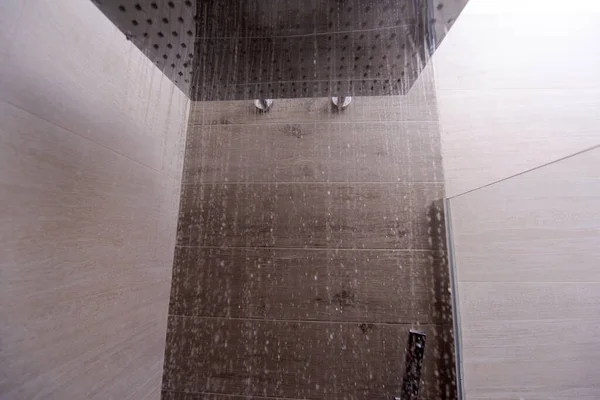 Chuveiro Aço Inoxidável Elegante Moderno Com Gotas Água Interior Banho — Fotografia de Stock