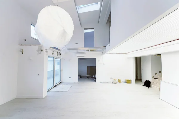 空荡荡的现代开放空间的内部两层公寓 有白色的墙壁和中间的大圆形吊灯 随时可以搬进去 — 图库照片